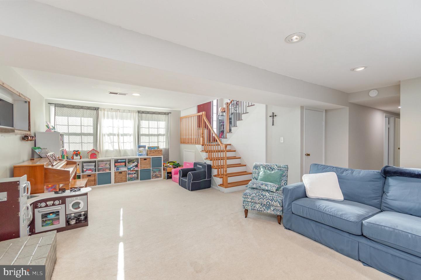 6208 REDWOOD LN, ALEXANDRIA, Virginia 22310, 5 Bedrooms Bedrooms, 11 Rooms Rooms,3 BathroomsBathrooms,Residential,For sale,6208 REDWOOD LN,VAFX2275388 MLS # VAFX2275388