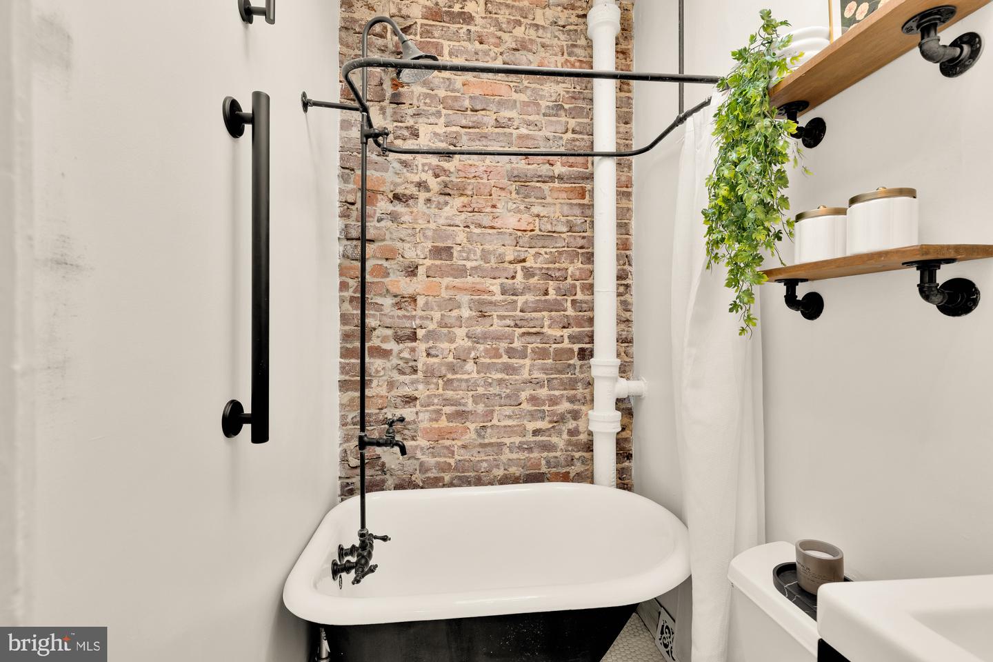 1237 POTOMAC AVE SE, WASHINGTON, District Of Columbia 20003, 2 Bedrooms Bedrooms, ,1 BathroomBathrooms,Residential,For sale,1237 POTOMAC AVE SE,DCDC2246800 MLS # DCDC2246800