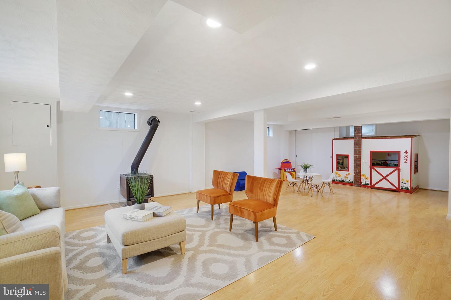 5411 22ND ST N, ARLINGTON, Virginia 22205, 4 Bedrooms Bedrooms, ,3 BathroomsBathrooms,Residential,For sale,5411 22ND ST N,VAAR2069296 MLS # VAAR2069296