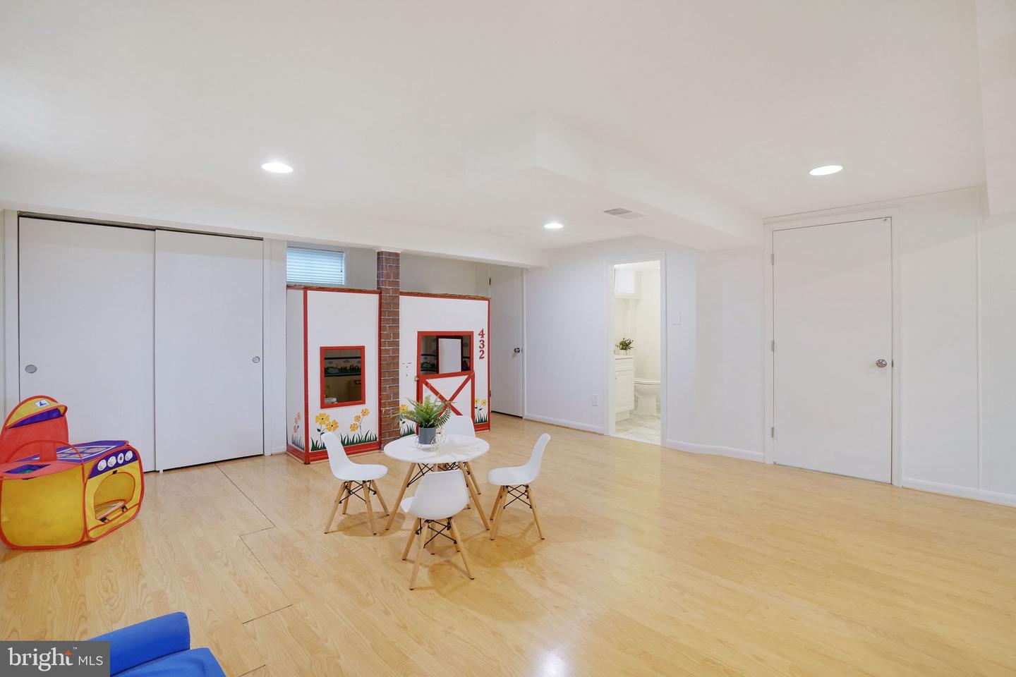 5411 22ND ST N, ARLINGTON, Virginia 22205, 4 Bedrooms Bedrooms, ,3 BathroomsBathrooms,Residential,For sale,5411 22ND ST N,VAAR2069296 MLS # VAAR2069296