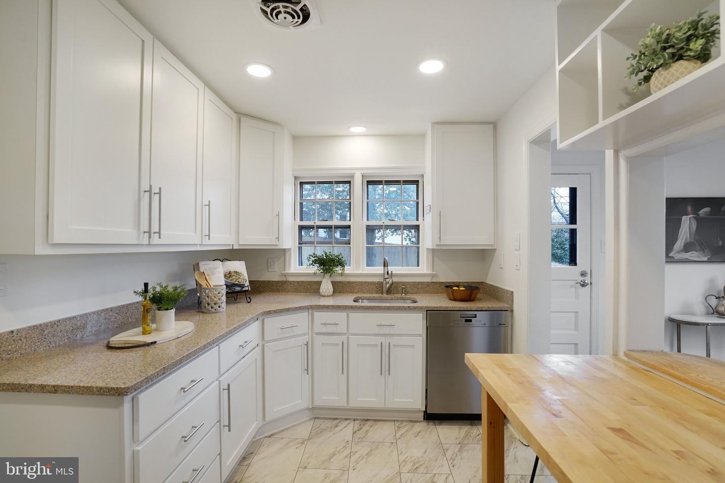 5411 22ND ST N, ARLINGTON, Virginia 22205, 4 Bedrooms Bedrooms, ,3 BathroomsBathrooms,Residential,For sale,5411 22ND ST N,VAAR2069296 MLS # VAAR2069296