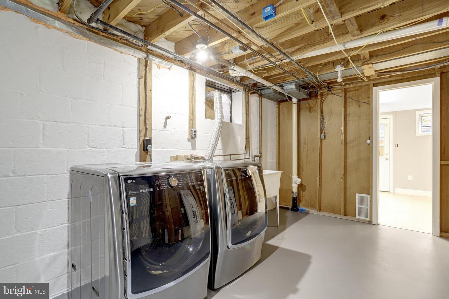 8816 VICTORIA RD, SPRINGFIELD, Virginia 22151, 4 Bedrooms Bedrooms, ,2 BathroomsBathrooms,Residential,For sale,8816 VICTORIA RD,VAFX2292896 MLS # VAFX2292896