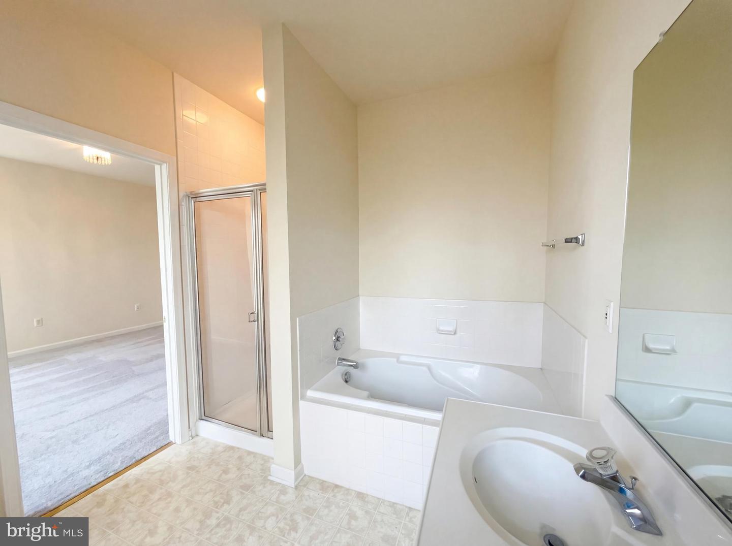 4177-B LOCHLEVEN TRL #1501B, FAIRFAX, Virginia 22030, 3 Bedrooms Bedrooms, ,2 BathroomsBathrooms,Residential,For sale,4177-B LOCHLEVEN TRL #1501B,VAFX2292906 MLS # VAFX2292906