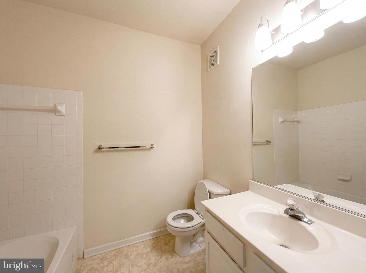 4177-B LOCHLEVEN TRL #1501B, FAIRFAX, Virginia 22030, 3 Bedrooms Bedrooms, ,2 BathroomsBathrooms,Residential,For sale,4177-B LOCHLEVEN TRL #1501B,VAFX2292906 MLS # VAFX2292906