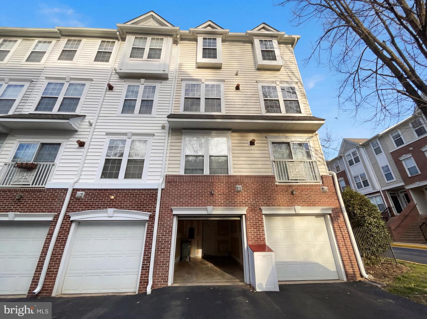 4177-B LOCHLEVEN TRL #1501B, FAIRFAX, Virginia 22030, 3 Bedrooms Bedrooms, ,2 BathroomsBathrooms,Residential,For sale,4177-B LOCHLEVEN TRL #1501B,VAFX2292906 MLS # VAFX2292906