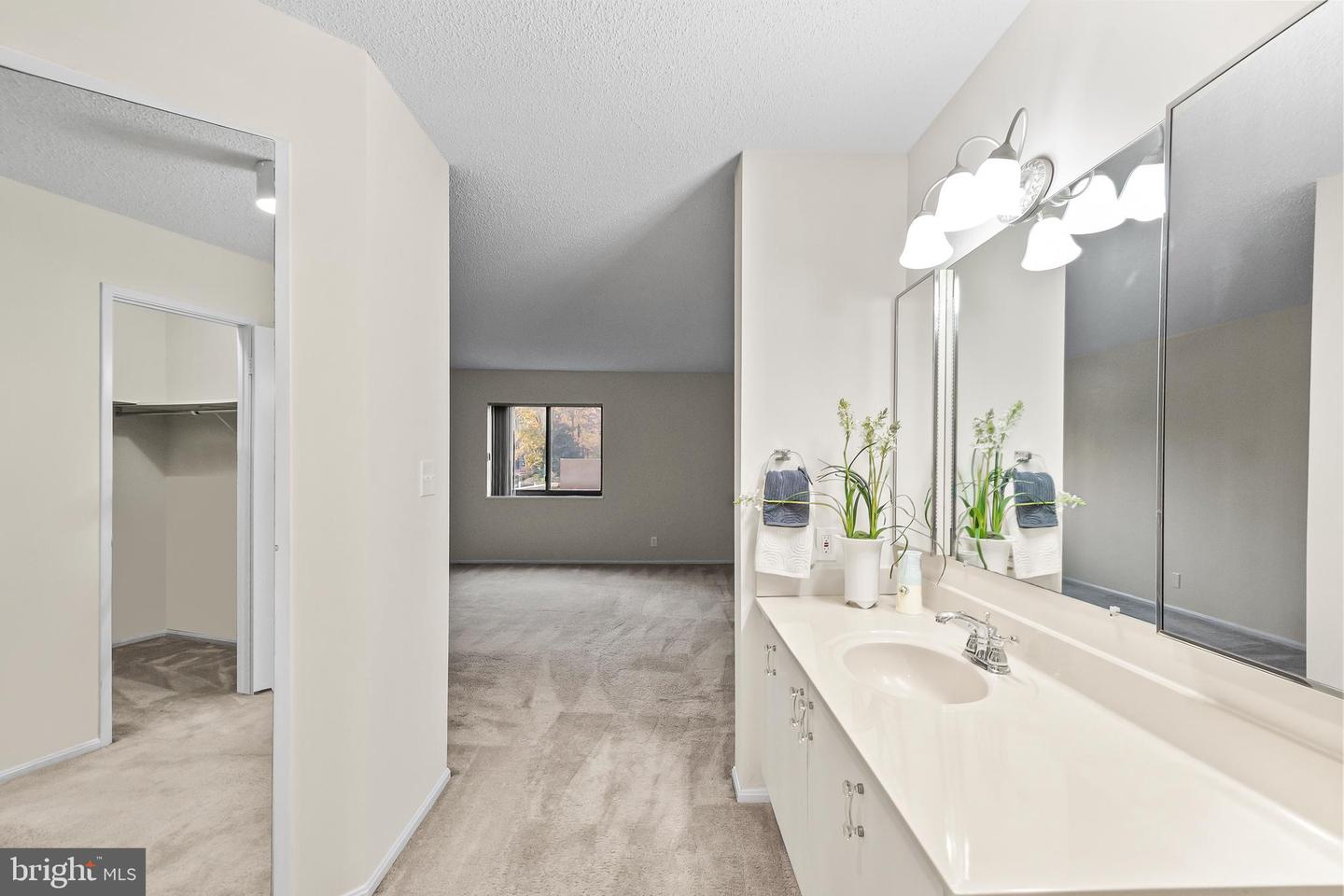 5904 MOUNT EAGLE DR #201, ALEXANDRIA, Virginia 22303, 2 Bedrooms Bedrooms, 8 Rooms Rooms,2 BathroomsBathrooms,Residential,For sale,5904 MOUNT EAGLE DR #201,VAFX2292932 MLS # VAFX2292932