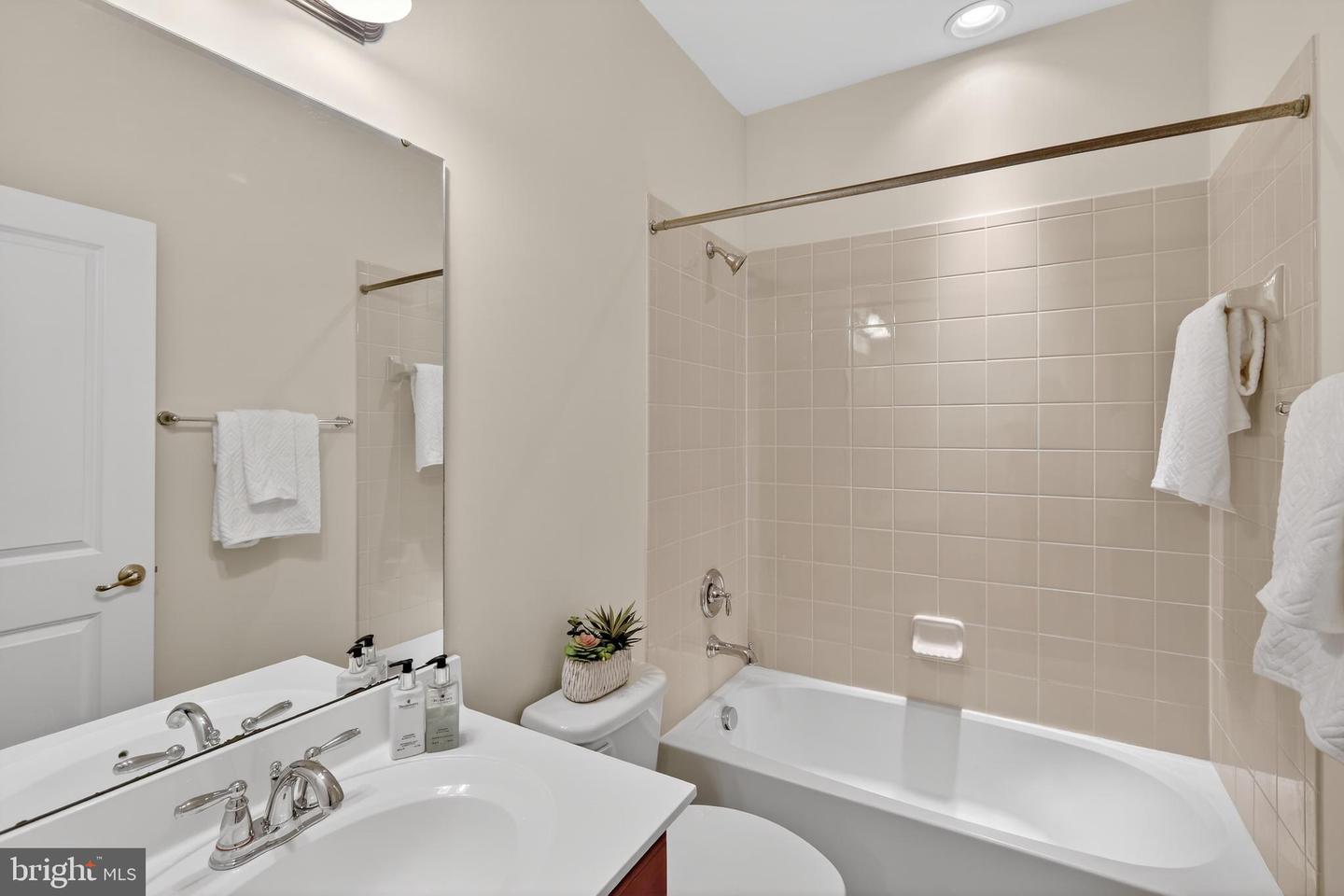 6932 KONA DR, GAINESVILLE, Virginia 20155, 3 Bedrooms Bedrooms, ,2 BathroomsBathrooms,Residential,For sale,6932 KONA DR,VAPW2109164 MLS # VAPW2109164