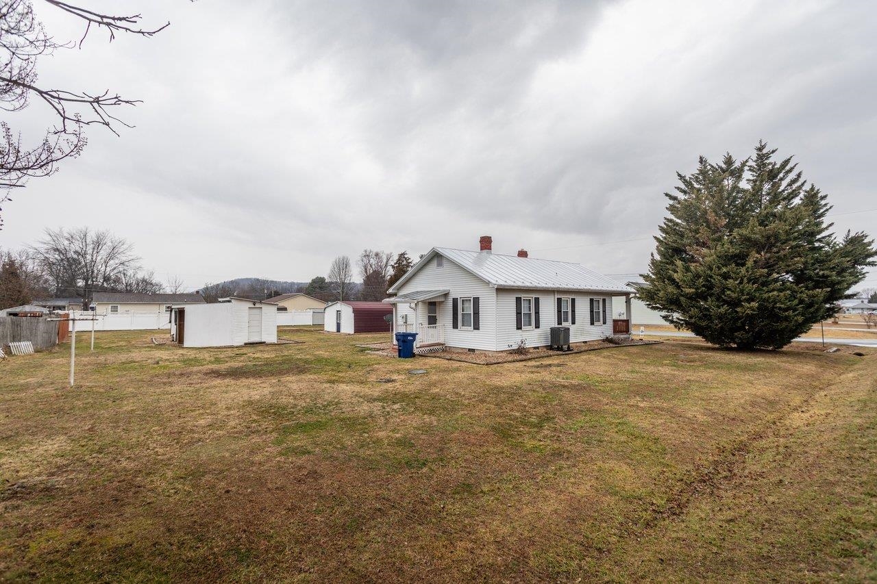 802 CHERRY AVE, GROTTOES, Virginia 24441, 2 Bedrooms Bedrooms, ,1 BathroomBathrooms,Residential,802 CHERRY AVE,673746 MLS # 673746 802 CHERRY AVE, GROTTOES, Virginia 24441, 2 Bedrooms Bedrooms, ,1 BathroomBathrooms,Residential,802 CHERRY AVE,673746 MLS # 673746