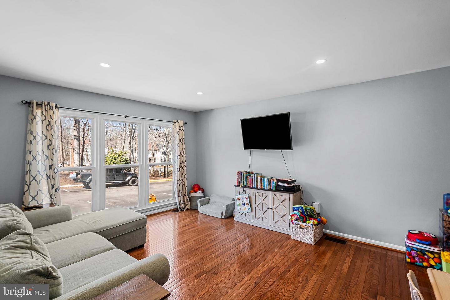 7229 OLDE LANTERN WAY, SPRINGFIELD, Virginia 22152, 3 Bedrooms Bedrooms, ,3 BathroomsBathrooms,Residential,For sale,7229 OLDE LANTERN WAY,VAFX2288094 MLS # VAFX2288094