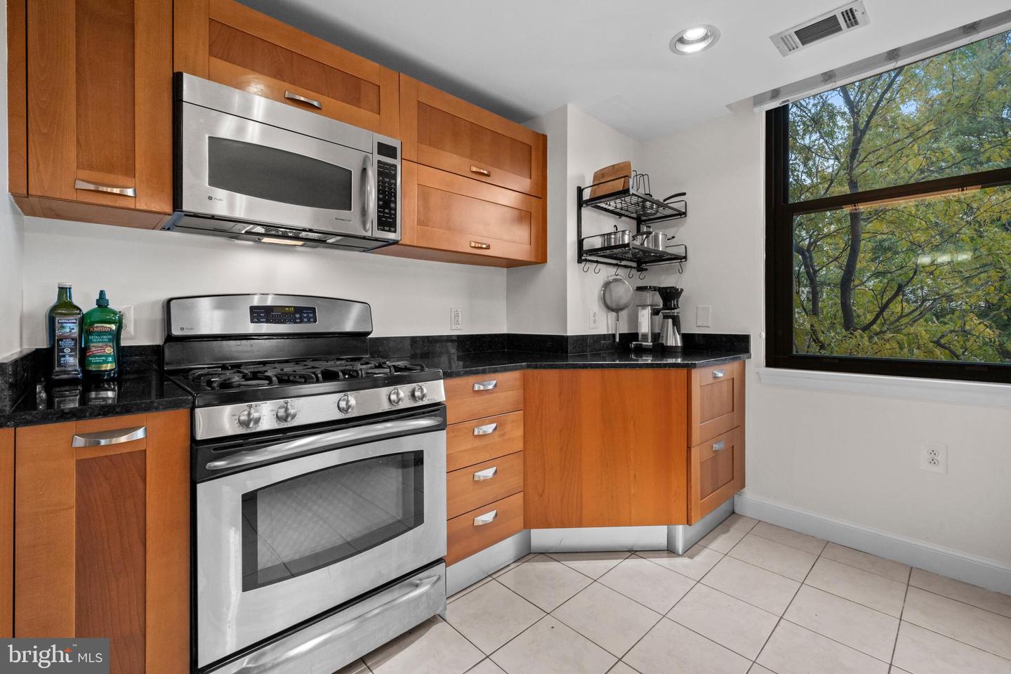 2451 MIDTOWN AVE #203, ALEXANDRIA, Virginia 22303, 2 Bedrooms Bedrooms, ,2 BathroomsBathrooms,Residential,For sale,2451 MIDTOWN AVE #203,VAFX2288560 MLS # VAFX2288560