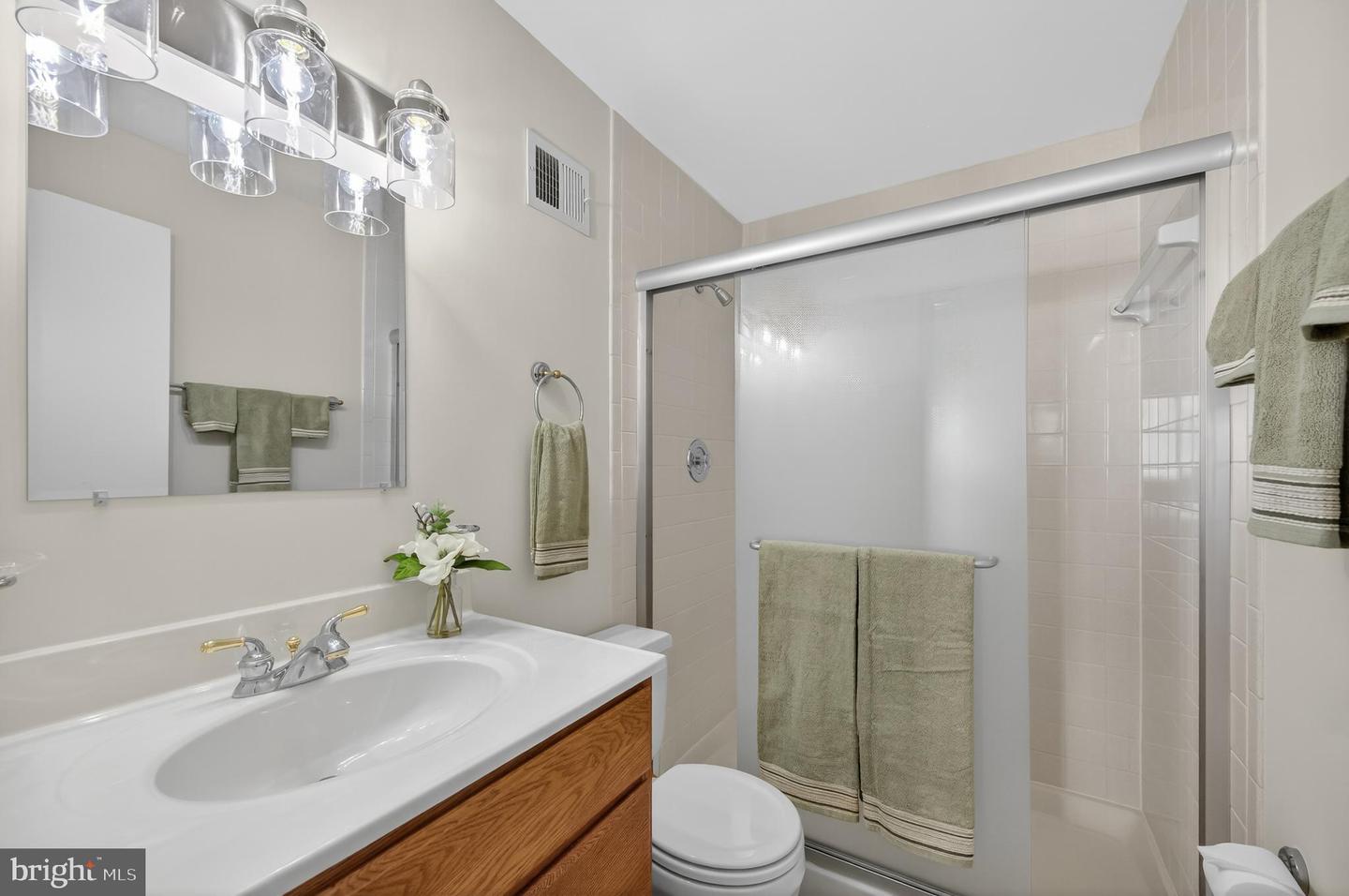 6077 HOLLOW HILL LN, SPRINGFIELD, Virginia 22152, 3 Bedrooms Bedrooms, ,2 BathroomsBathrooms,Residential,For sale,6077 HOLLOW HILL LN,VAFX2288658 MLS # VAFX2288658 6077 HOLLOW HILL LN, SPRINGFIELD, Virginia 22152, 3 Bedrooms Bedrooms, ,2 BathroomsBathrooms,Residential,For sale,6077 HOLLOW HILL LN,VAFX2288658 MLS # VAFX2288658