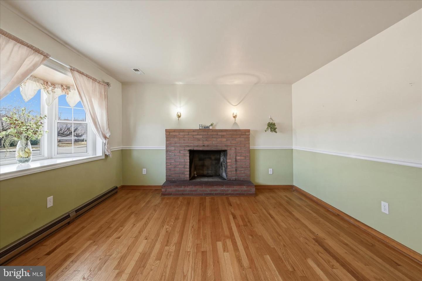 200 WASHINGTON AVE, FRONT ROYAL, Virginia 22630, 2 Bedrooms Bedrooms, 5 Rooms Rooms,1 BathroomBathrooms,Residential,For sale,200 WASHINGTON AVE,VAWR2013424 MLS # VAWR2013424