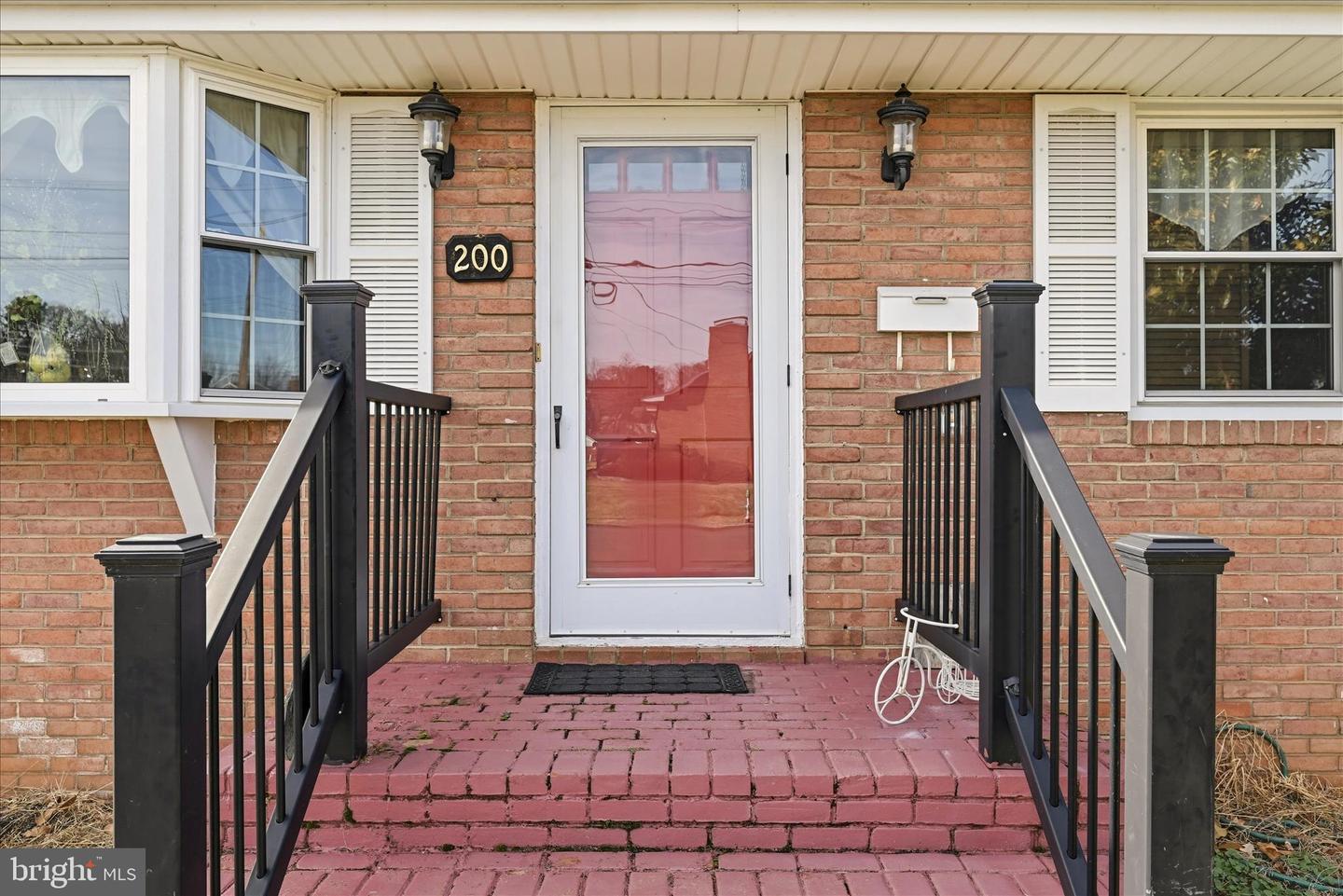 200 WASHINGTON AVE, FRONT ROYAL, Virginia 22630, 2 Bedrooms Bedrooms, 5 Rooms Rooms,1 BathroomBathrooms,Residential,For sale,200 WASHINGTON AVE,VAWR2013424 MLS # VAWR2013424