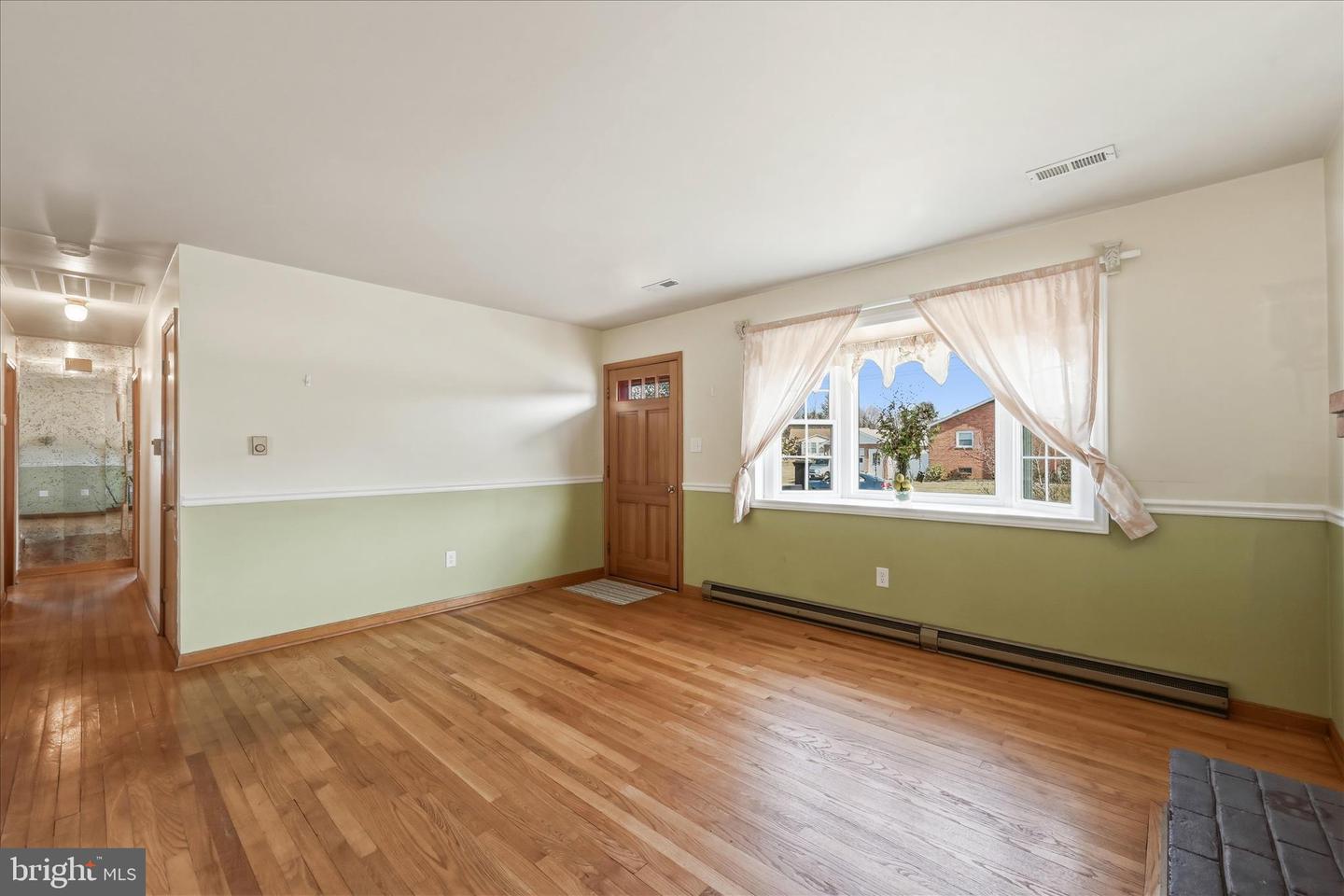 200 WASHINGTON AVE, FRONT ROYAL, Virginia 22630, 2 Bedrooms Bedrooms, 5 Rooms Rooms,1 BathroomBathrooms,Residential,For sale,200 WASHINGTON AVE,VAWR2013424 MLS # VAWR2013424