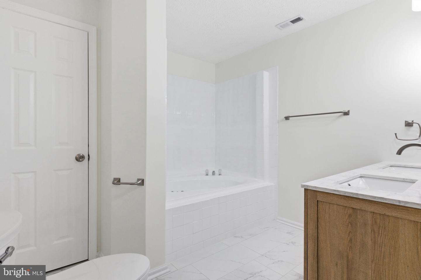 109 HILLTOP CT, CROSS JUNCTION, Virginia 22625, 3 Bedrooms Bedrooms, 7 Rooms Rooms,2 BathroomsBathrooms,Residential,For sale,109 HILLTOP CT,VAFV2039644 MLS # VAFV2039644