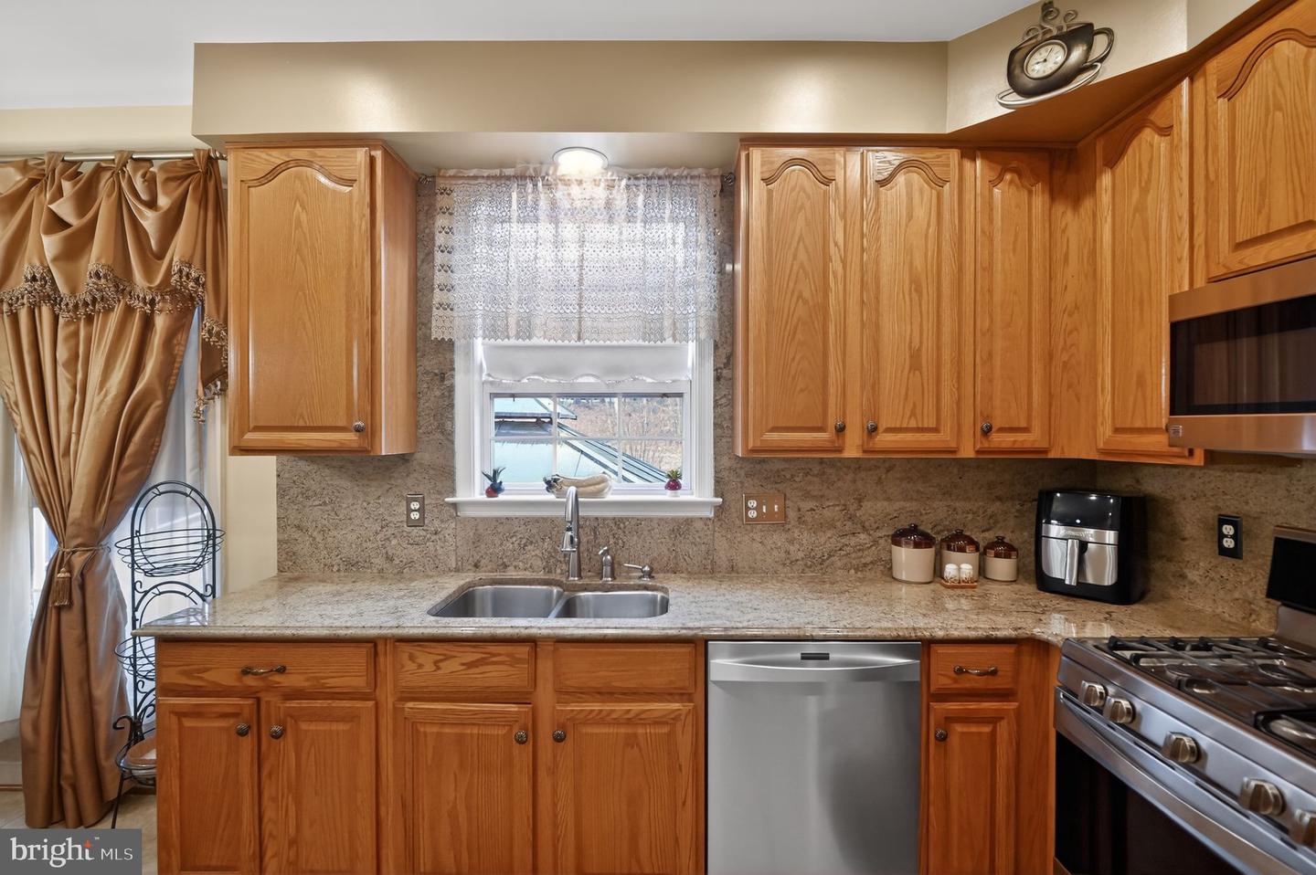 5837 RHODE ISLAND DR, WOODBRIDGE, Virginia 22193, 5 Bedrooms Bedrooms, ,3 BathroomsBathrooms,Residential,For sale,5837 RHODE ISLAND DR,VAPW2112974 MLS # VAPW2112974