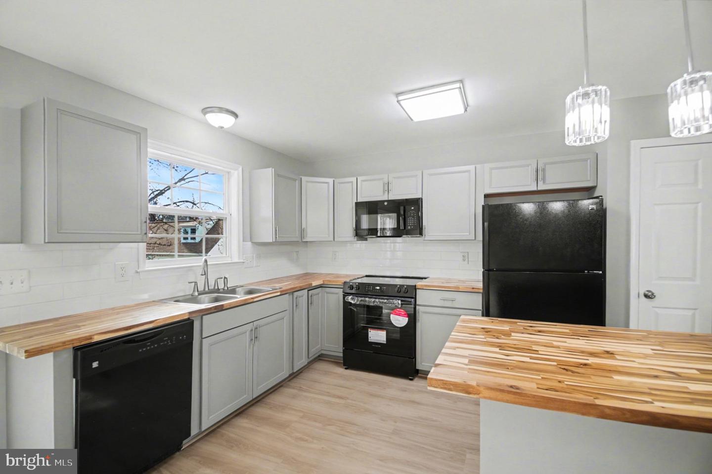 1002 MARTINGALE CT, FREDERICKSBURG, Virginia 22401, 5 Bedrooms Bedrooms, 12 Rooms Rooms,3 BathroomsBathrooms,Residential,For sale,1002 MARTINGALE CT,VAFB2009706 MLS # VAFB2009706