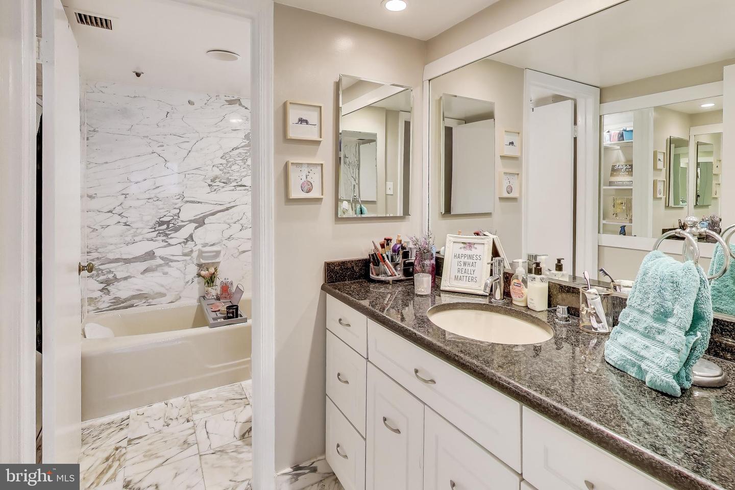 1101 S ARLINGTON RIDGE RD #305, ARLINGTON, Virginia 22202, 2 Bedrooms Bedrooms, ,2 BathroomsBathrooms,Residential,For sale,1101 S ARLINGTON RIDGE RD #305,VAAR2069254 MLS # VAAR2069254