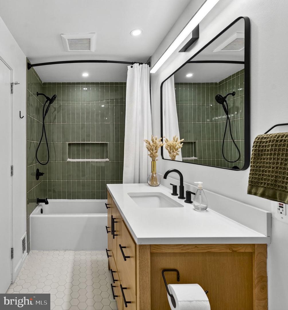 908 INDEPENDENCE AVE SE, WASHINGTON, District Of Columbia 20003, 5 Bedrooms Bedrooms, ,3 BathroomsBathrooms,Residential,For sale,908 INDEPENDENCE AVE SE,DCDC2247618 MLS # DCDC2247618