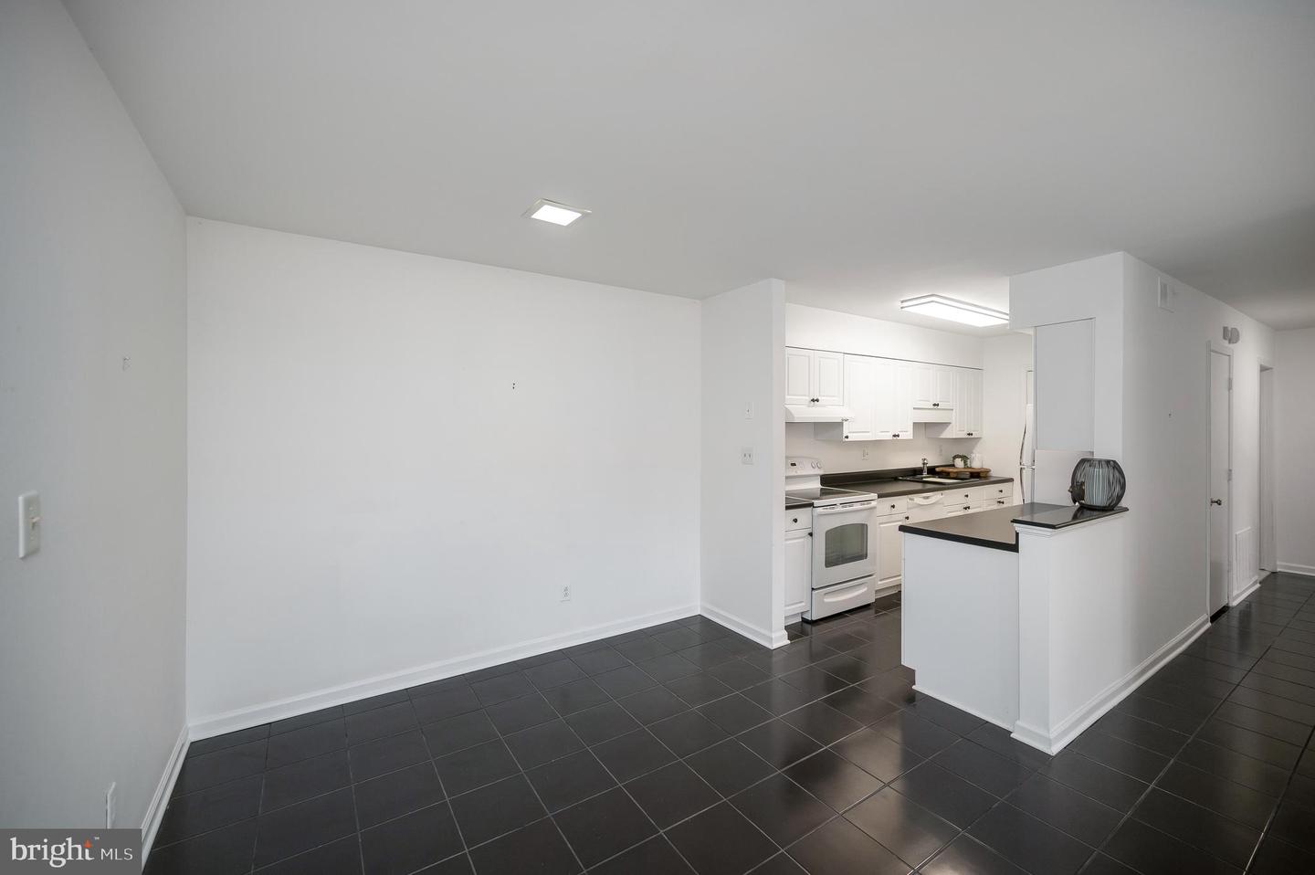 5902-B QUEENSTON ST #505, SPRINGFIELD, Virginia 22152, 2 Bedrooms Bedrooms, ,1 BathroomBathrooms,Residential,For sale,5902-B QUEENSTON ST #505,VAFX2292676 MLS # VAFX2292676