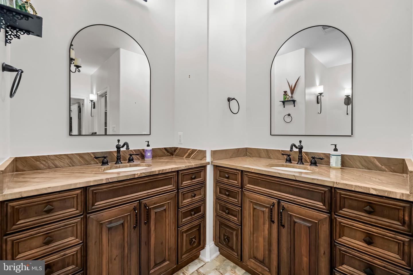 7800 GOLD FLINT CT, CLIFTON, Virginia 20124, 5 Bedrooms Bedrooms, ,6 BathroomsBathrooms,Residential,For sale,7800 GOLD FLINT CT,VAFX2293004 MLS # VAFX2293004