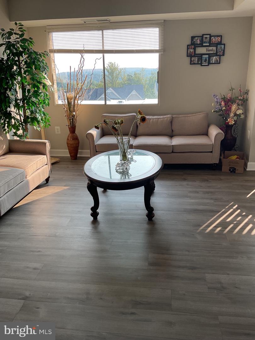 1602 RENATE DR #303, WOODBRIDGE, Virginia 22192, 3 Bedrooms Bedrooms, 4 Rooms Rooms,1 BathroomBathrooms,Residential,For sale,1602 RENATE DR #303,VAPW2103784 MLS # VAPW2103784