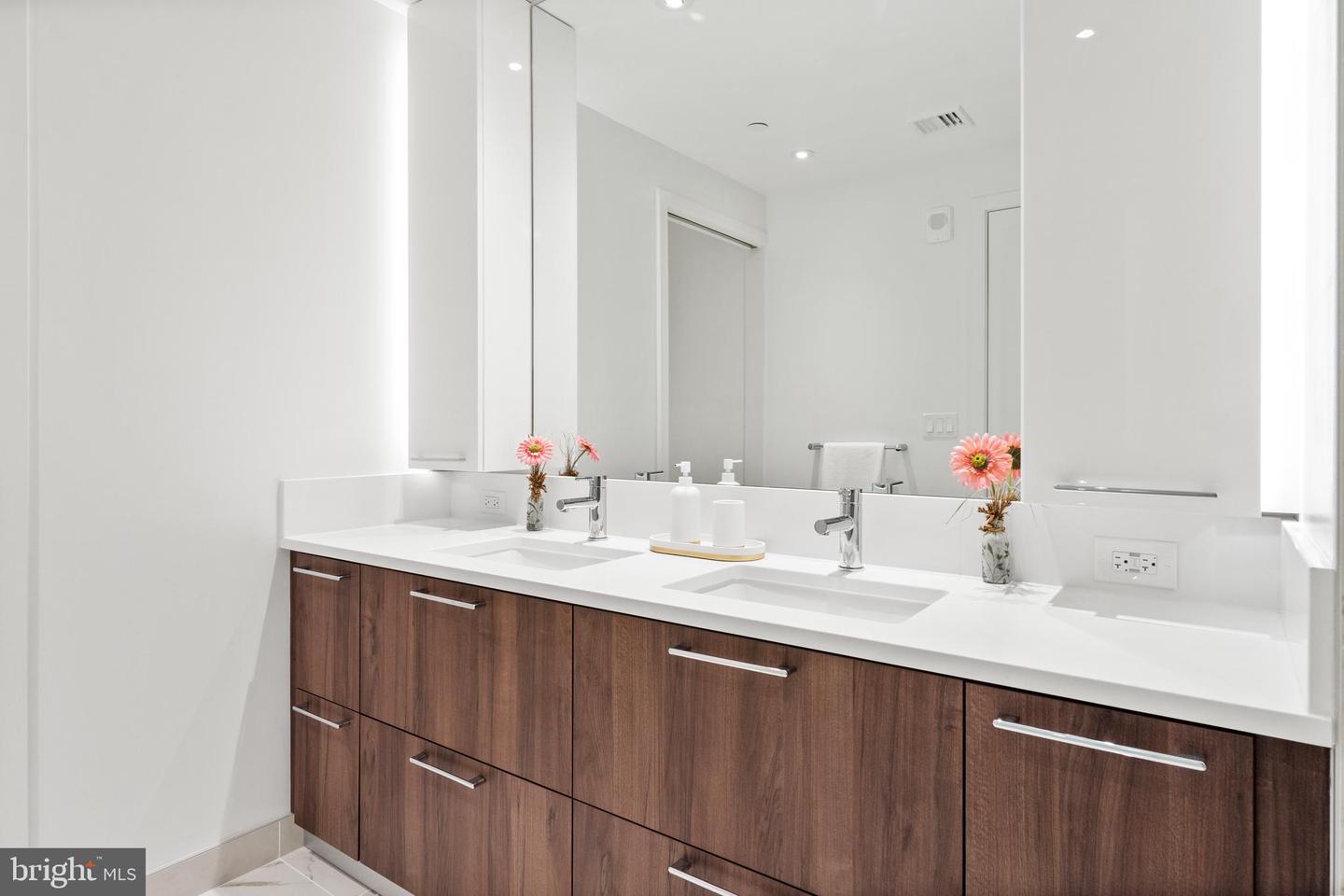 1650 SILVER HILL DR #1206, MCLEAN, Virginia 22102, 2 Bedrooms Bedrooms, ,2 BathroomsBathrooms,Residential,For sale,1650 SILVER HILL DR #1206,VAFX2274300 MLS # VAFX2274300