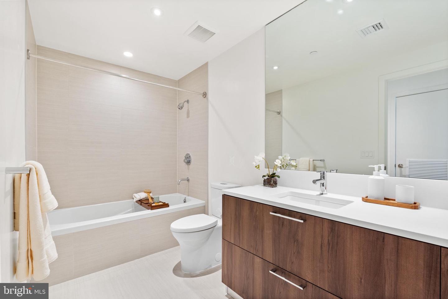 1650 SILVER HILL DR #1206, MCLEAN, Virginia 22102, 2 Bedrooms Bedrooms, ,2 BathroomsBathrooms,Residential,For sale,1650 SILVER HILL DR #1206,VAFX2274300 MLS # VAFX2274300