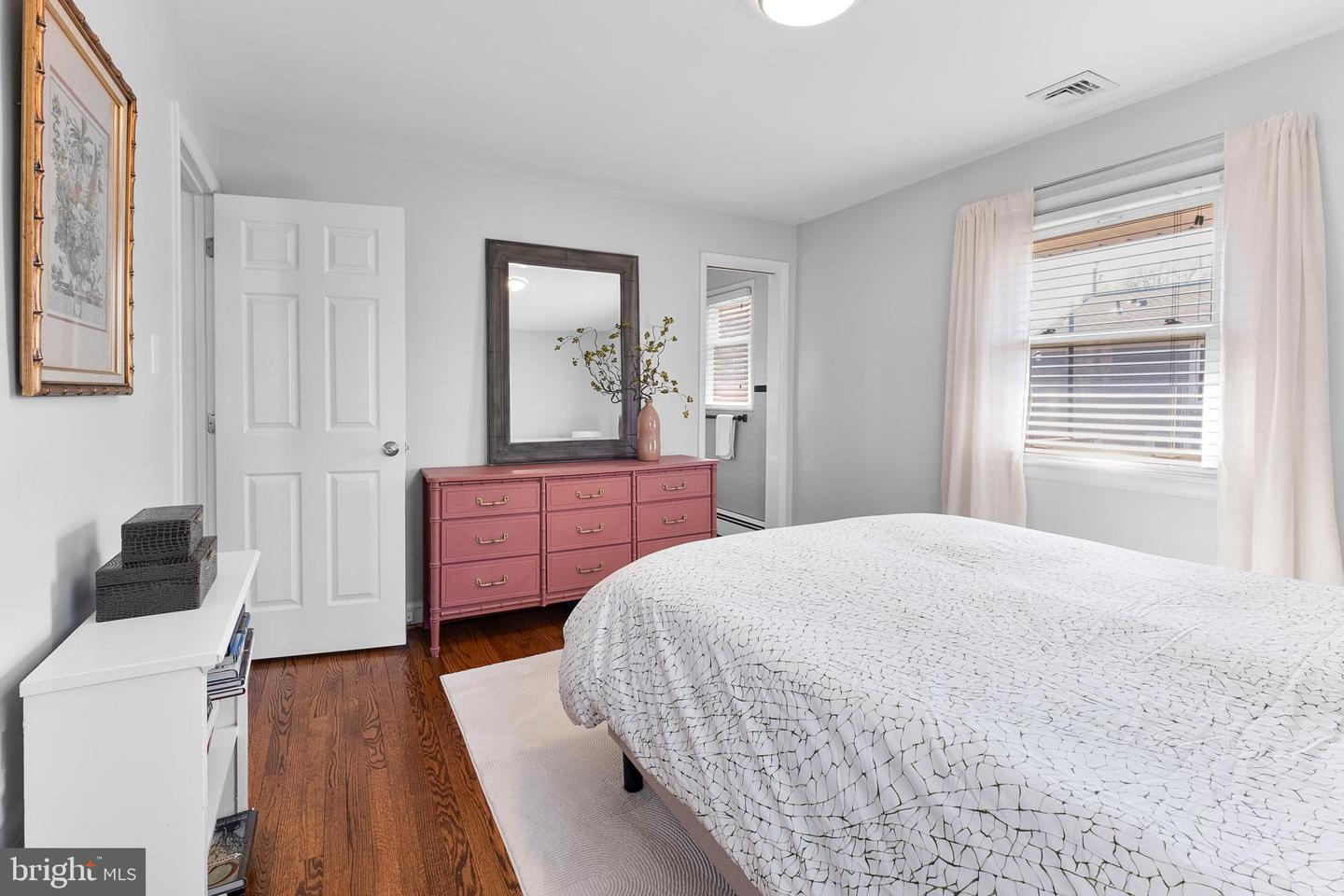 2504 KENILWORTH ST N, ARLINGTON, Virginia 22207, 3 Bedrooms Bedrooms, ,2 BathroomsBathrooms,Residential,For sale,2504 KENILWORTH ST N,VAAR2068734 MLS # VAAR2068734