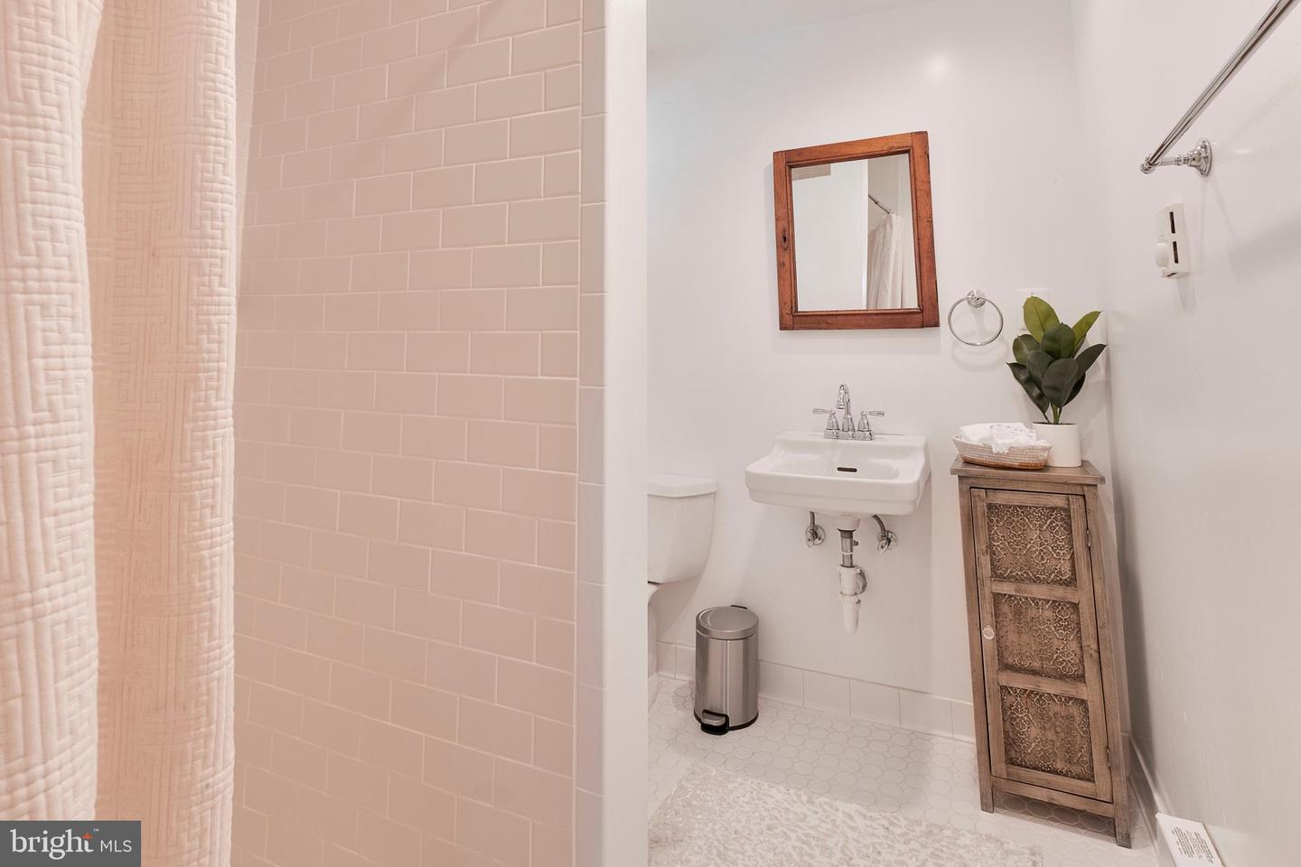 2504 KENILWORTH ST N, ARLINGTON, Virginia 22207, 3 Bedrooms Bedrooms, ,2 BathroomsBathrooms,Residential,For sale,2504 KENILWORTH ST N,VAAR2068734 MLS # VAAR2068734