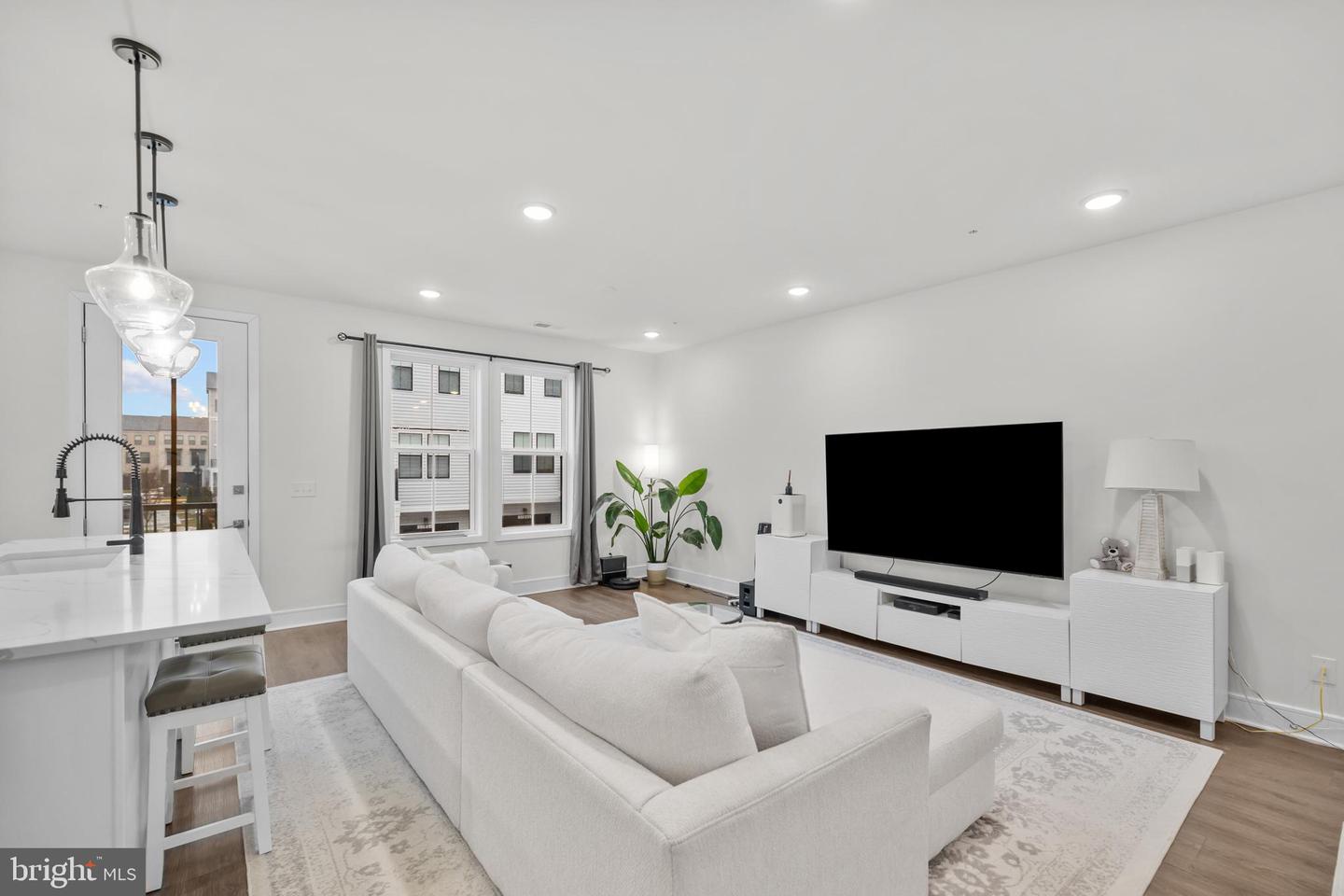 43255 FARRINGDON SQ, ASHBURN, Virginia 20148, 3 Bedrooms Bedrooms, ,2 BathroomsBathrooms,Residential,For sale,43255 FARRINGDON SQ,VALO2112390 MLS # VALO2112390