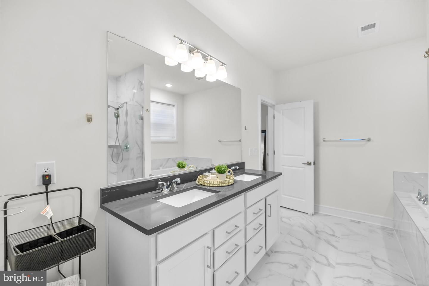 43255 FARRINGDON SQ, ASHBURN, Virginia 20148, 3 Bedrooms Bedrooms, ,2 BathroomsBathrooms,Residential,For sale,43255 FARRINGDON SQ,VALO2112390 MLS # VALO2112390