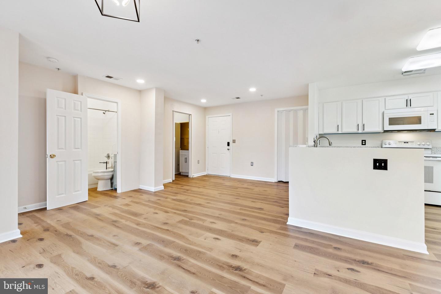 11328 WESTBROOK MILL LN #304, FAIRFAX, Virginia 22030, 4 Bedrooms Bedrooms, ,2 BathroomsBathrooms,Residential,For sale,11328 WESTBROOK MILL LN #304,VAFX2289266 MLS # VAFX2289266