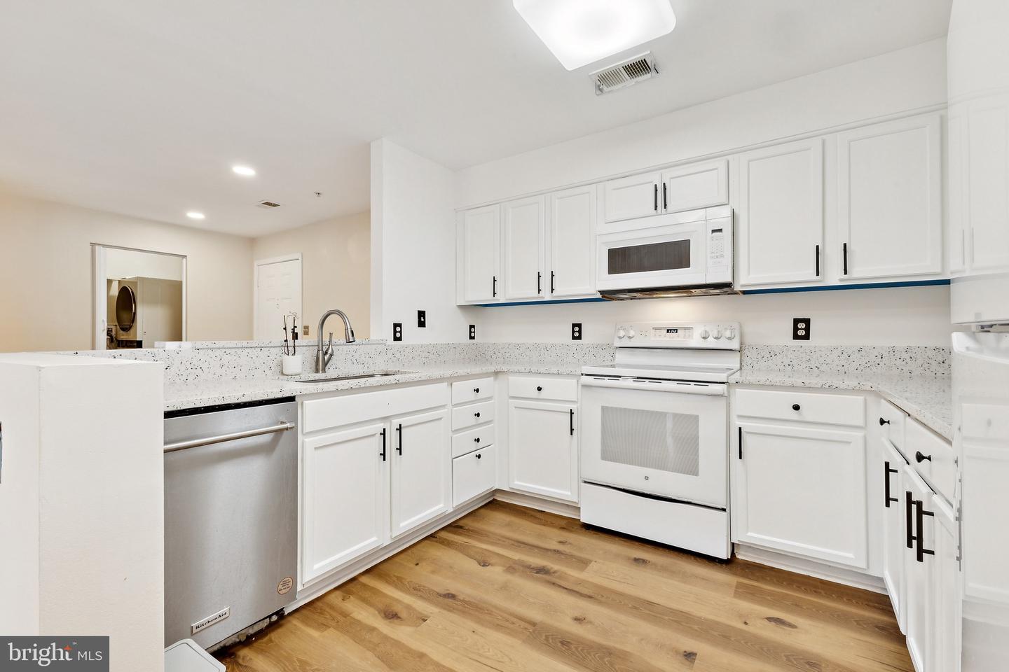 11328 WESTBROOK MILL LN #304, FAIRFAX, Virginia 22030, 4 Bedrooms Bedrooms, ,2 BathroomsBathrooms,Residential,For sale,11328 WESTBROOK MILL LN #304,VAFX2289266 MLS # VAFX2289266