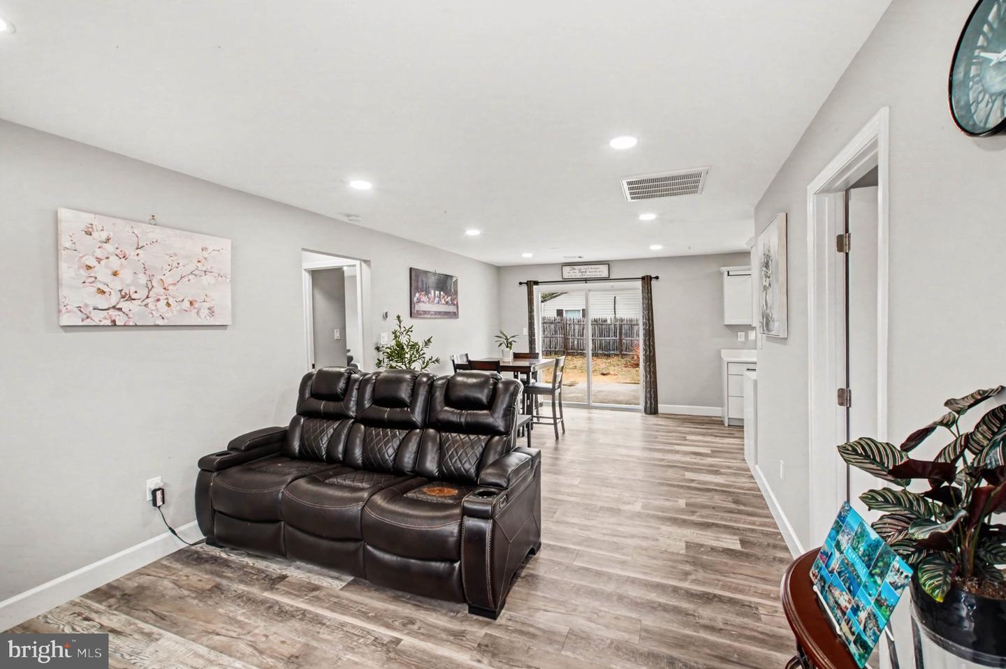 1229 E LONGVIEW DR, WOODBRIDGE, Virginia 22191, 3 Bedrooms Bedrooms, ,2 BathroomsBathrooms,Residential,For sale,1229 E LONGVIEW DR,VAPW2112068 MLS # VAPW2112068