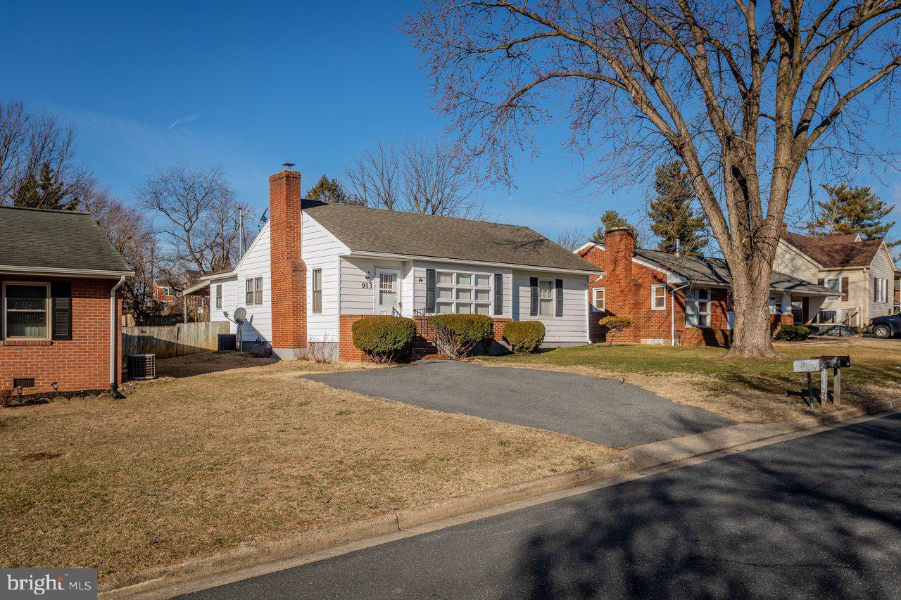 913 SPOTSWOOD DR, HARRISONBURG, Virginia 22802, 3 Bedrooms Bedrooms, ,1 BathroomBathrooms,Residential,For sale,913 SPOTSWOOD DR,VAHC2000556 MLS # VAHC2000556 913 SPOTSWOOD DR, HARRISONBURG, Virginia 22802, 3 Bedrooms Bedrooms, ,1 BathroomBathrooms,Residential,For sale,913 SPOTSWOOD DR,VAHC2000556 MLS # VAHC2000556