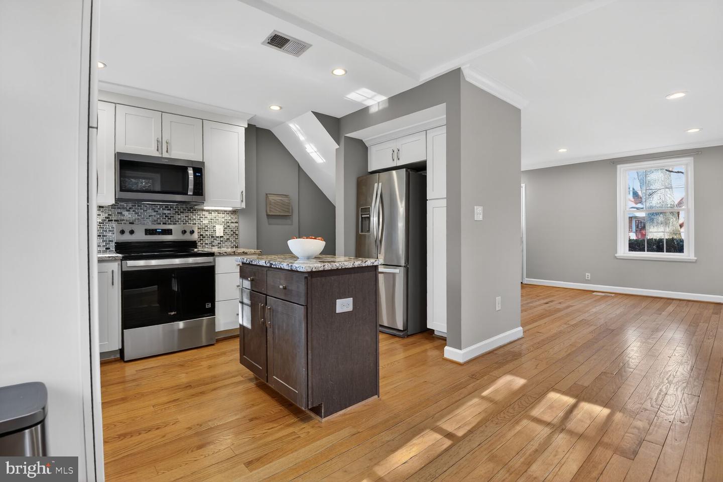 2813 S COLUMBUS ST, ARLINGTON, Virginia 22206, 2 Bedrooms Bedrooms, ,2 BathroomsBathrooms,Residential,For sale,2813 S COLUMBUS ST,VAAR2069382 MLS # VAAR2069382