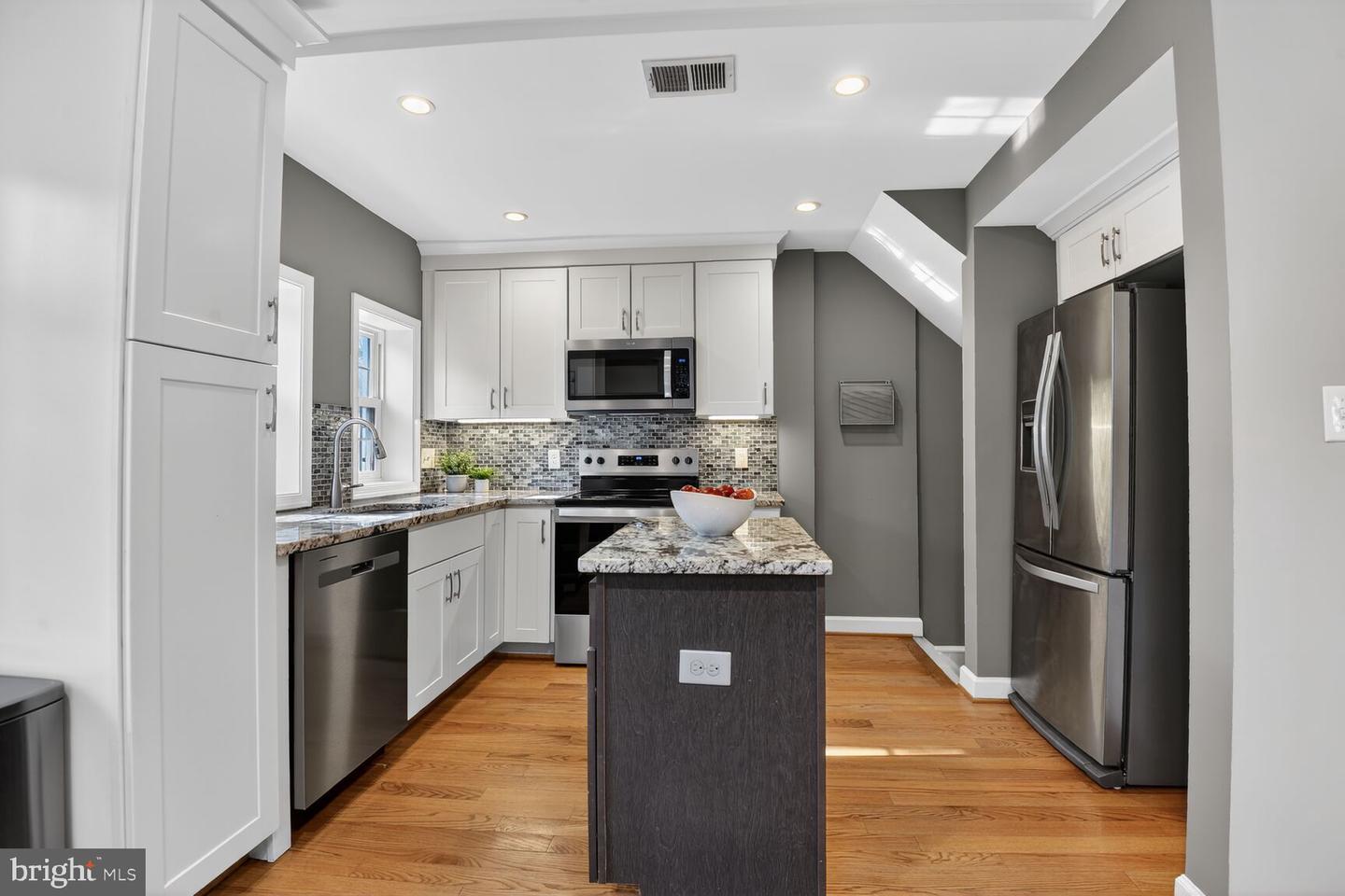 2813 S COLUMBUS ST, ARLINGTON, Virginia 22206, 2 Bedrooms Bedrooms, ,2 BathroomsBathrooms,Residential,For sale,2813 S COLUMBUS ST,VAAR2069382 MLS # VAAR2069382