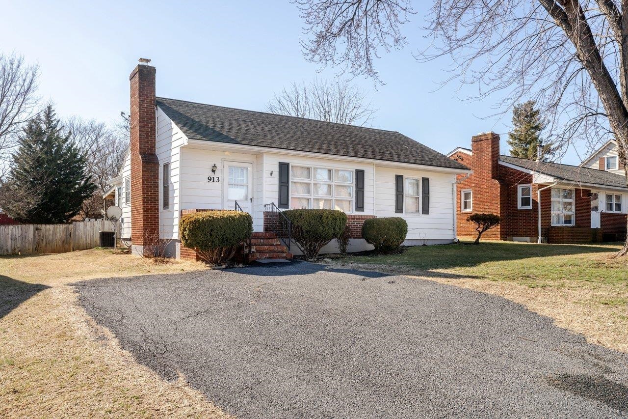 913 SPOTSWOOD DR, HARRISONBURG, Virginia 22802, 3 Bedrooms Bedrooms, ,1 BathroomBathrooms,Residential,913 SPOTSWOOD DR,673657 MLS # 673657 913 SPOTSWOOD DR, HARRISONBURG, Virginia 22802, 3 Bedrooms Bedrooms, ,1 BathroomBathrooms,Residential,913 SPOTSWOOD DR,673657 MLS # 673657
