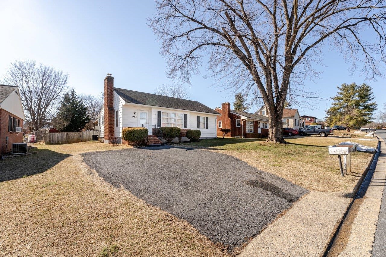 913 SPOTSWOOD DR, HARRISONBURG, Virginia 22802, 3 Bedrooms Bedrooms, ,1 BathroomBathrooms,Residential,913 SPOTSWOOD DR,673657 MLS # 673657 913 SPOTSWOOD DR, HARRISONBURG, Virginia 22802, 3 Bedrooms Bedrooms, ,1 BathroomBathrooms,Residential,913 SPOTSWOOD DR,673657 MLS # 673657