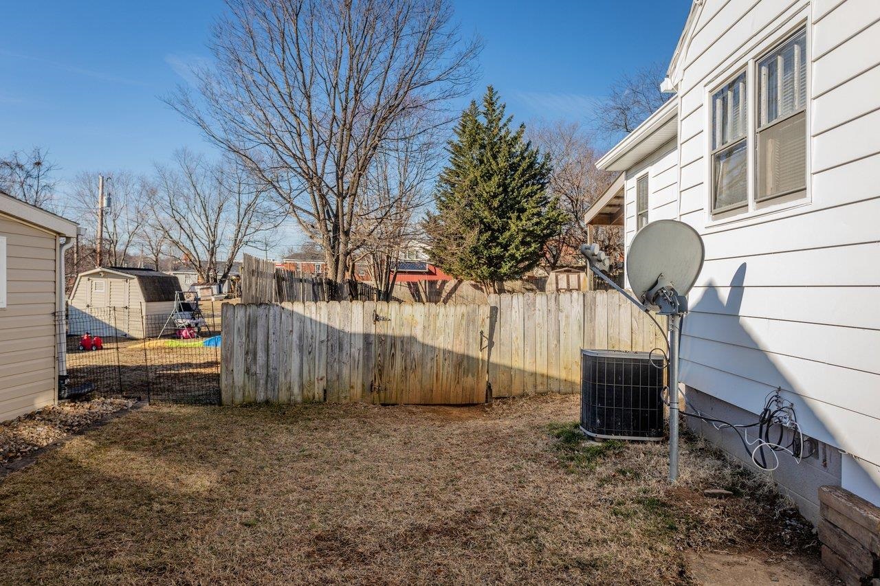 913 SPOTSWOOD DR, HARRISONBURG, Virginia 22802, 3 Bedrooms Bedrooms, ,1 BathroomBathrooms,Residential,913 SPOTSWOOD DR,673657 MLS # 673657 913 SPOTSWOOD DR, HARRISONBURG, Virginia 22802, 3 Bedrooms Bedrooms, ,1 BathroomBathrooms,Residential,913 SPOTSWOOD DR,673657 MLS # 673657