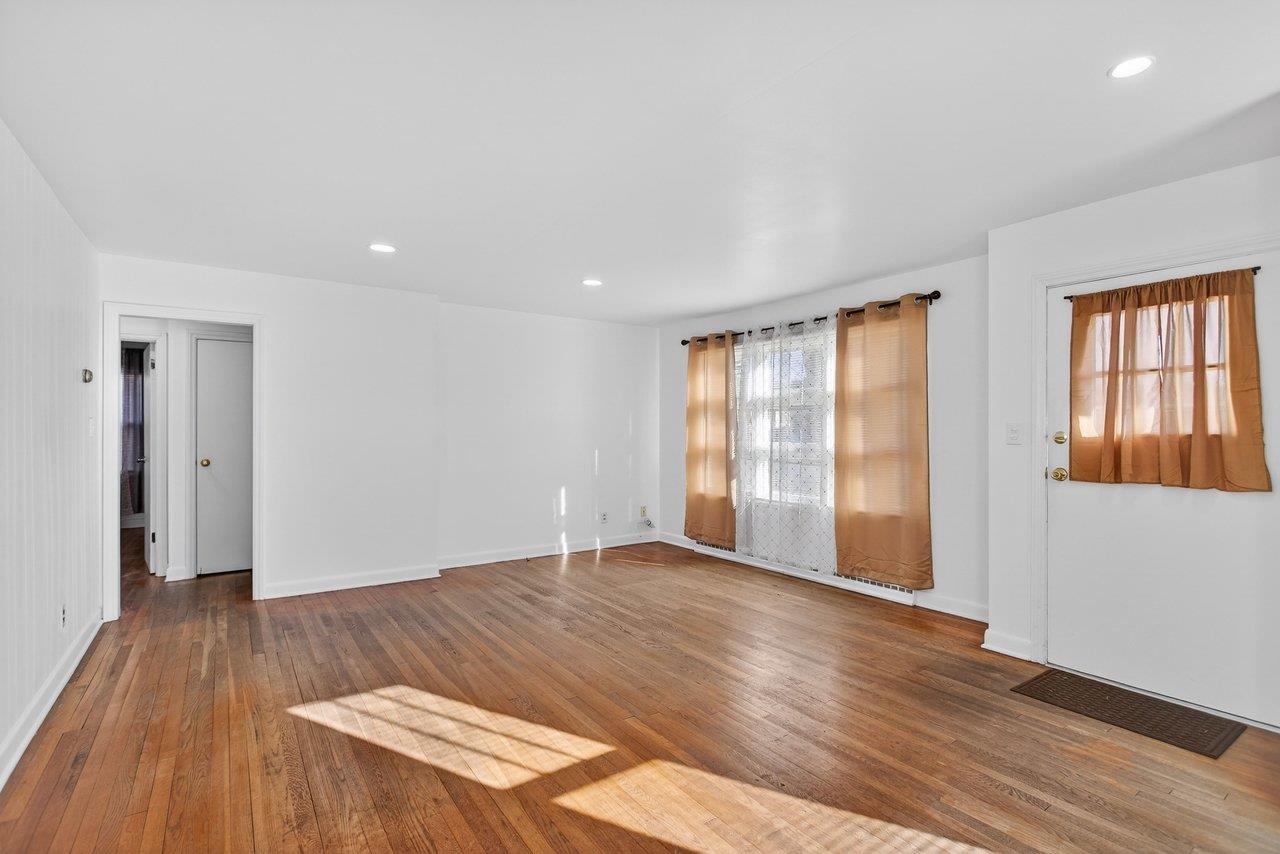 913 SPOTSWOOD DR, HARRISONBURG, Virginia 22802, 3 Bedrooms Bedrooms, ,1 BathroomBathrooms,Residential,913 SPOTSWOOD DR,673657 MLS # 673657 913 SPOTSWOOD DR, HARRISONBURG, Virginia 22802, 3 Bedrooms Bedrooms, ,1 BathroomBathrooms,Residential,913 SPOTSWOOD DR,673657 MLS # 673657