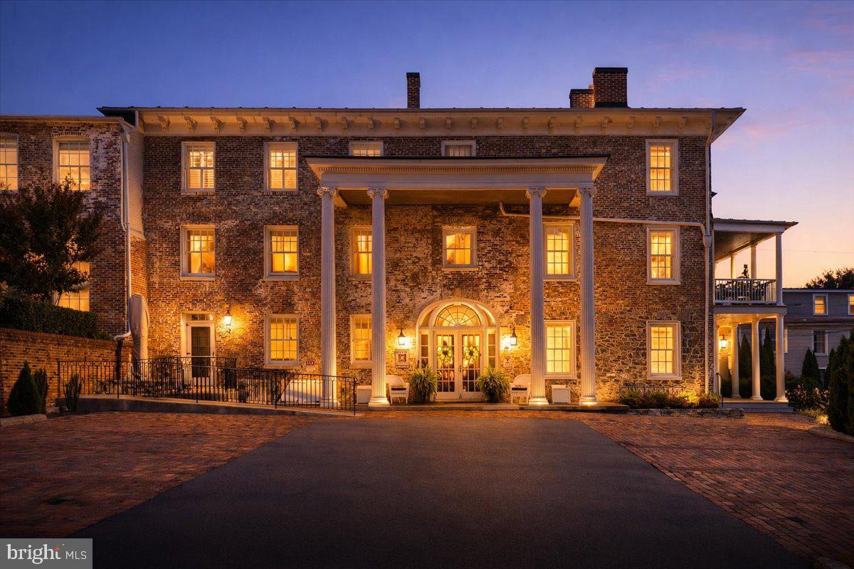 411-302 N LOUDOUN ST, WINCHESTER, Virginia 22601, 2 Bedrooms Bedrooms, 9 Rooms Rooms,2 BathroomsBathrooms,Residential,For sale,411-302 N LOUDOUN ST,VAWI2009780 MLS # VAWI2009780