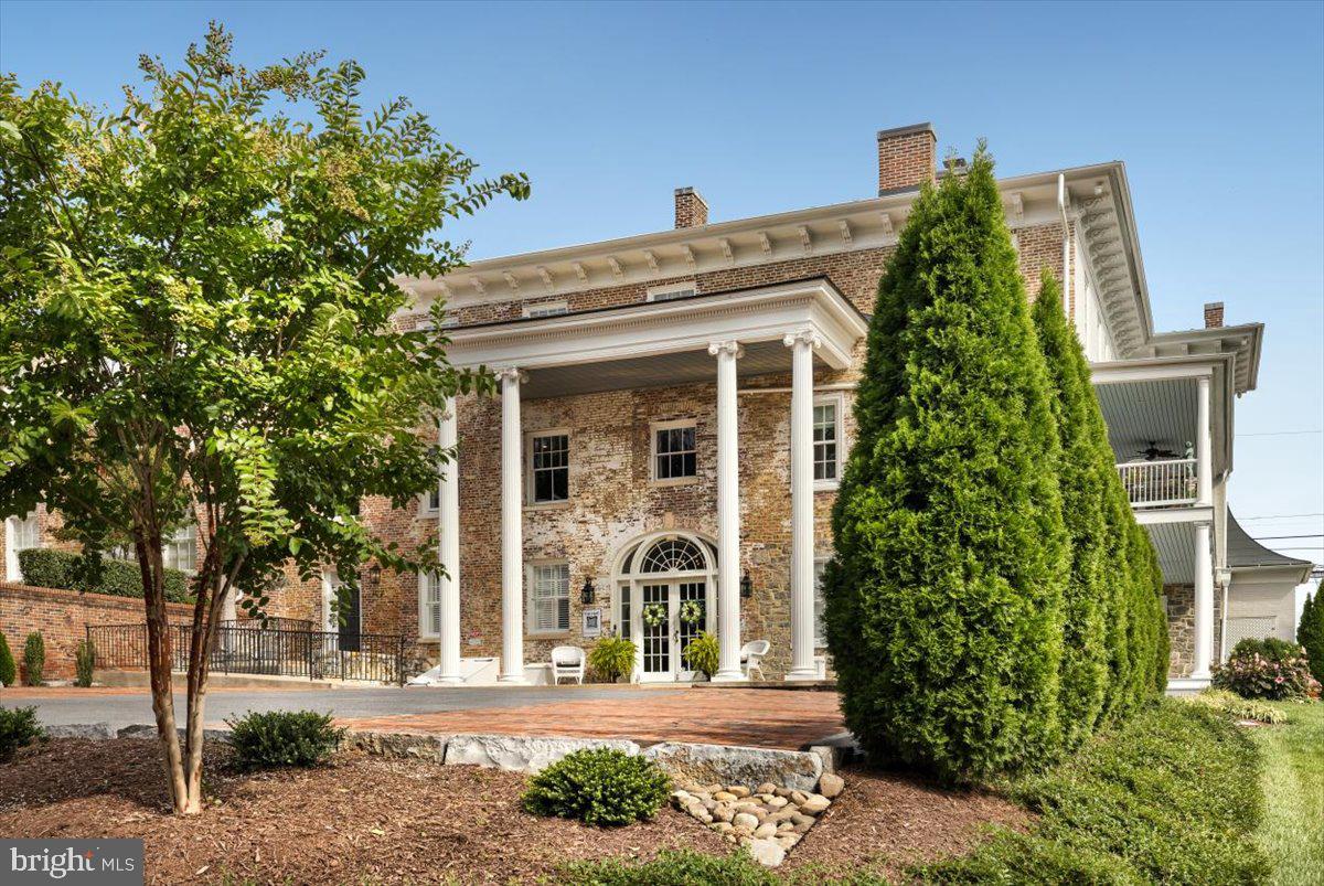 411-302 N LOUDOUN ST, WINCHESTER, Virginia 22601, 2 Bedrooms Bedrooms, 9 Rooms Rooms,2 BathroomsBathrooms,Residential,For sale,411-302 N LOUDOUN ST,VAWI2009780 MLS # VAWI2009780