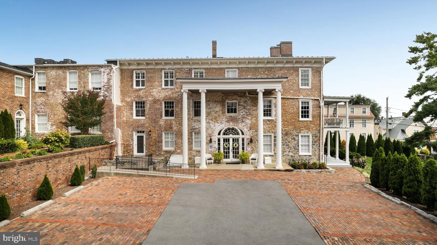 411-302 N LOUDOUN ST, WINCHESTER, Virginia 22601, 2 Bedrooms Bedrooms, 9 Rooms Rooms,2 BathroomsBathrooms,Residential,For sale,411-302 N LOUDOUN ST,VAWI2009780 MLS # VAWI2009780