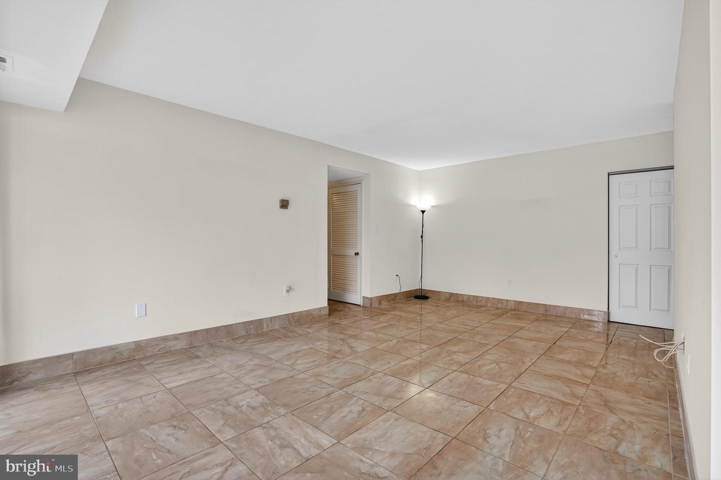 9718 KINGSBRIDGE DR #103, FAIRFAX, Virginia 22031, 2 Bedrooms Bedrooms, ,1 BathroomBathrooms,Residential,For sale,9718 KINGSBRIDGE DR #103,VAFX2291924 MLS # VAFX2291924