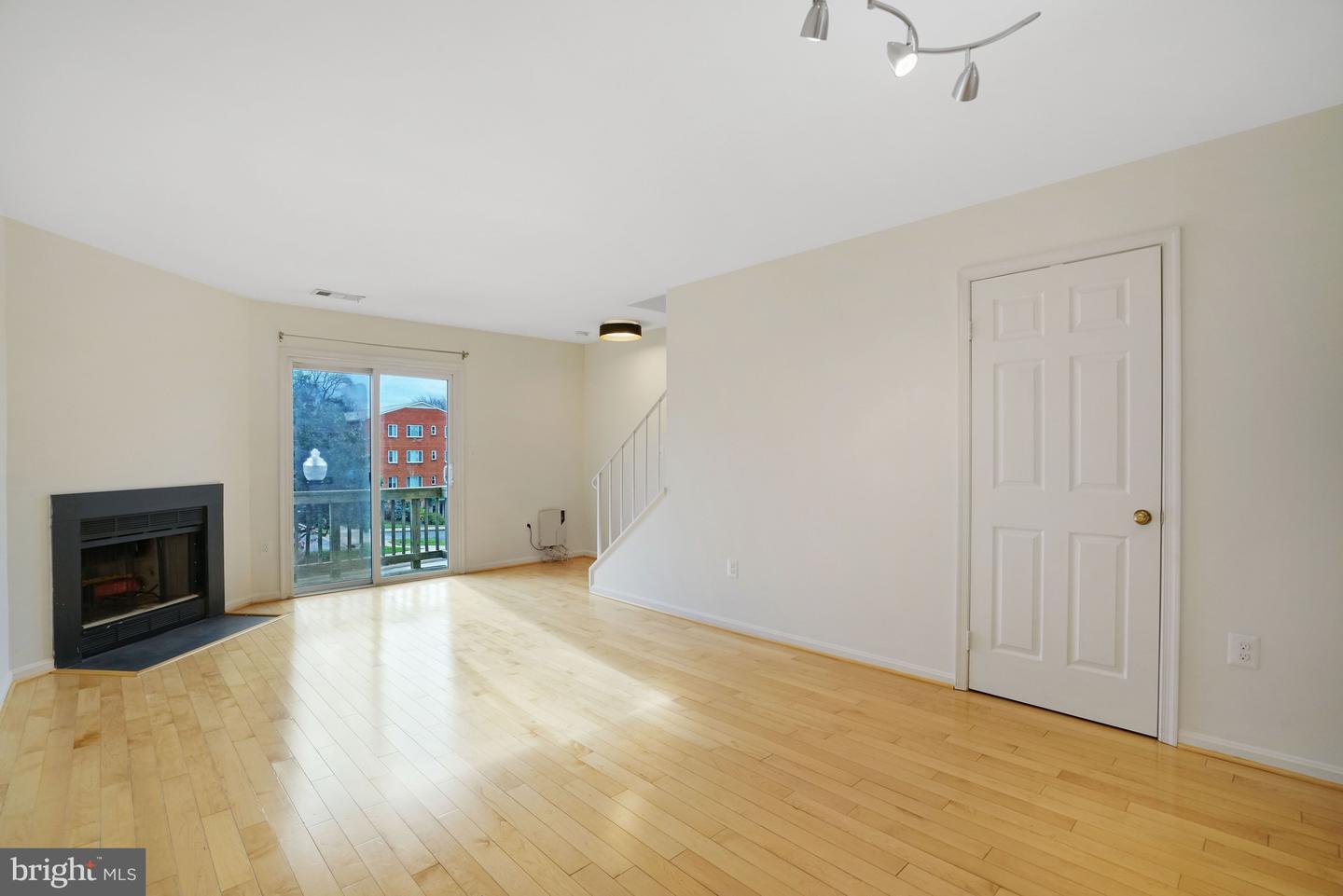 3858 9TH RD S, ARLINGTON, Virginia 22204, 2 Bedrooms Bedrooms, ,2 BathroomsBathrooms,Residential,For sale,3858 9TH RD S,VAAR2067364 MLS # VAAR2067364