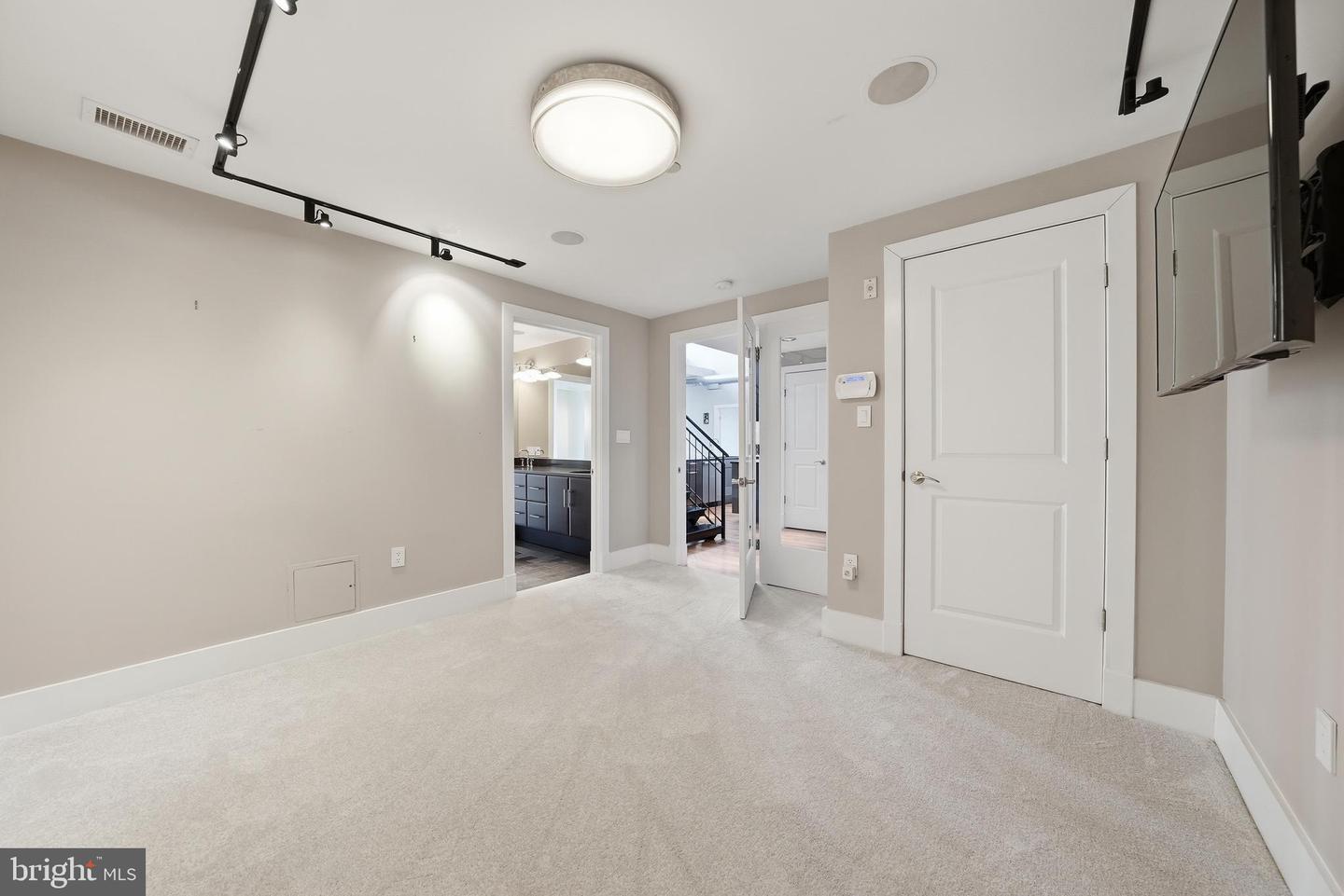 1615 N QUEEN ST #M603, ARLINGTON, Virginia 22209, 2 Bedrooms Bedrooms, ,2 BathroomsBathrooms,Residential,For sale,1615 N QUEEN ST #M603,VAAR2069446 MLS # VAAR2069446 1615 N QUEEN ST #M603, ARLINGTON, Virginia 22209, 2 Bedrooms Bedrooms, ,2 BathroomsBathrooms,Residential,For sale,1615 N QUEEN ST #M603,VAAR2069446 MLS # VAAR2069446