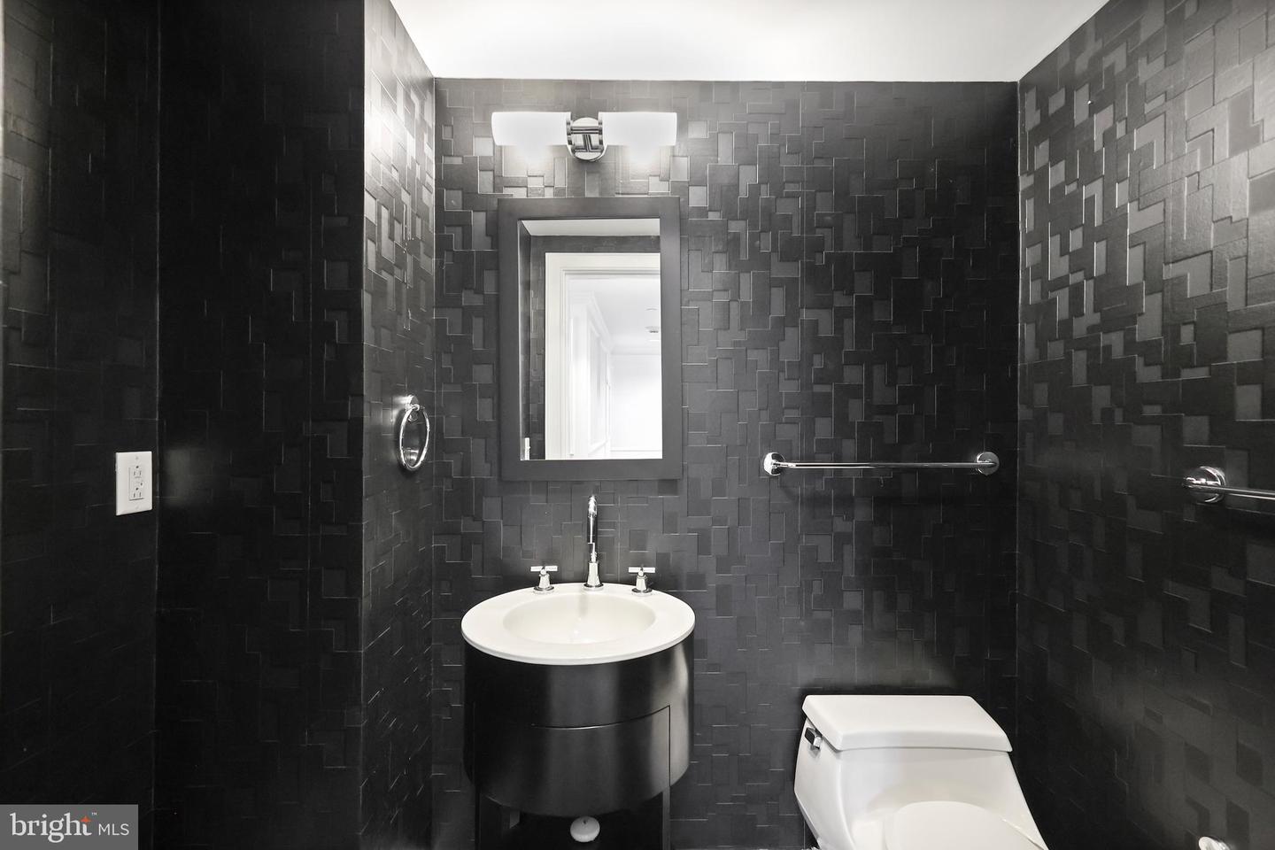 1111 19TH ST N #1707, ARLINGTON, Virginia 22209, 2 Bedrooms Bedrooms, 5 Rooms Rooms,2 BathroomsBathrooms,Residential,For sale,1111 19TH ST N #1707,VAAR2069454 MLS # VAAR2069454