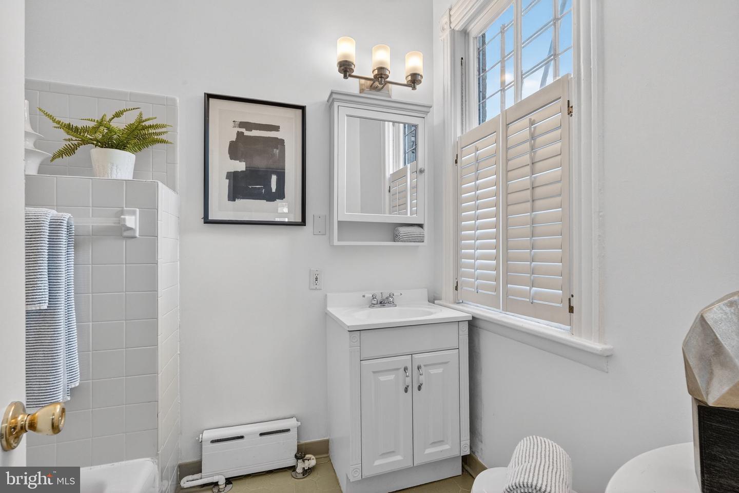 15 3RD ST NE #4, WASHINGTON, District Of Columbia 20002, 1 Bedroom Bedrooms, ,1 BathroomBathrooms,Residential,For sale,15 3RD ST NE #4,DCDC2248224 MLS # DCDC2248224